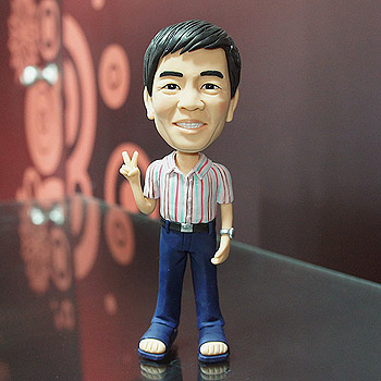 條紋襯衫男生公仔